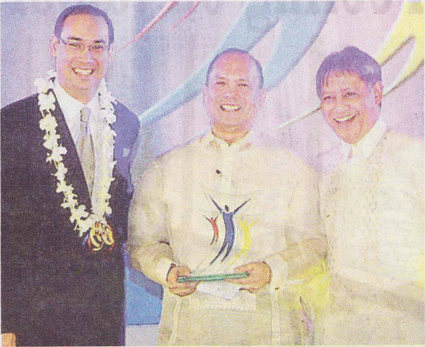 Merrill Yu (center) is this year's Mabuhay Gold-Hotelier of the Year awardee. He is flanked by Bobby Horrigan, general manager of Acacia Hotel Manila; and Andre Alip of Hotel H2O/ Manila Ocean Park, incoming AHRM president